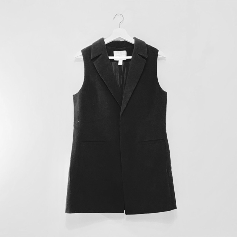 Black sleeveless longline blazer